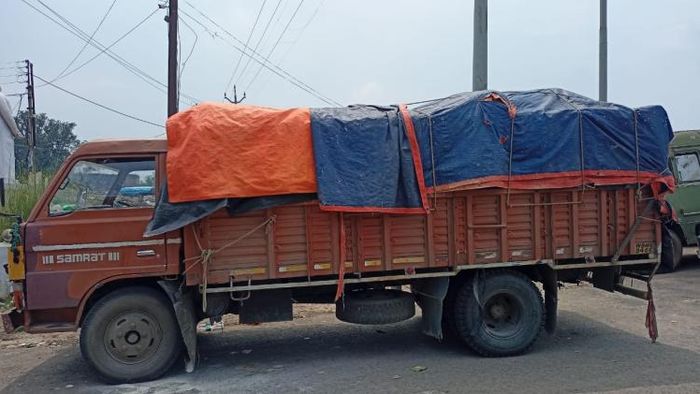 রেশনের চাল-আটা সহ আটক ট্রাক