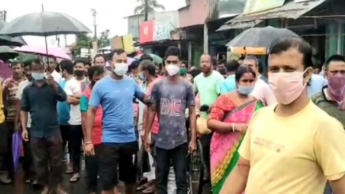 ভ্যাকসিন না পেয়ে বিক্ষোভ