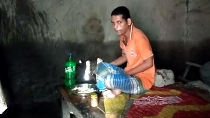 শিকল দিয়ে বেঁধে রাখা হয়েছে ছেলেকে।