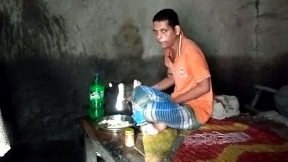 ছেলে মানসিক অসুস্থ! গোয়াল ঘরে বেঁধে রেখেছে অসহায় বাবা-মা ছেলে মানসিক অসুস্থ! গোয়াল ঘরে বেঁধে রেখেছে অসহায় বাবা-মা