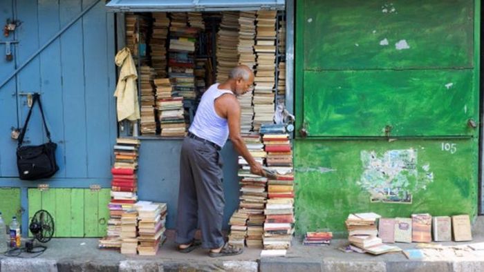 কলেজ স্ট্রিটে হবে মিনি বইমেলা, শুরু কাল, বুধবার থেকে। ছবি: গেটি ইমেজেস