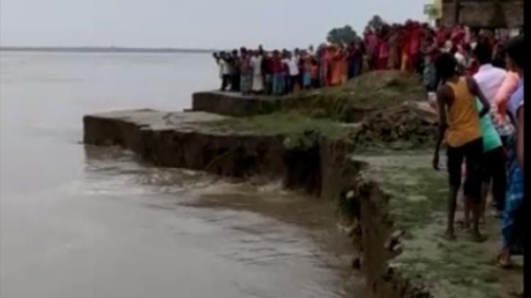 গঙ্গার ভাঙন রোধে দেখা নেই প্রশাসনের! সামসেরগঞ্জে নির্বাচন বয়কটের ডাক স্থানীয়দের