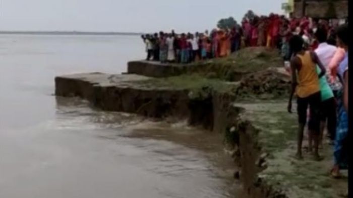 সামশেরগঞ্জে গঙ্গার ভাঙন