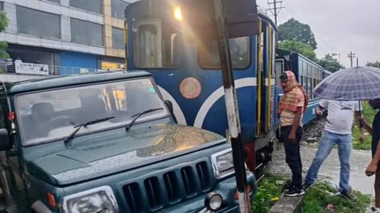 দাঁড়িয়ে থাকা গাড়িকে ধাক্কা টয় ট্রেনের, বড়সড় দুর্ঘটনার থেকে রক্ষা যাত্রীদের