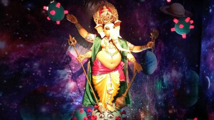 ভবানীপুরের গণপতি ভক্ত মণ্ডলের গণেশ পুজো। থিম করোনাকে নাশ