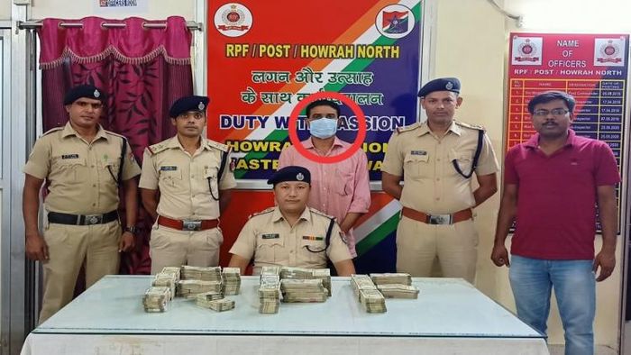 নগদ সহ গ্রেফতার