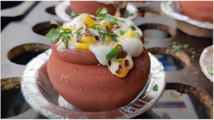 সুরাটের কুলহাড় পিজা নেটপাড়ায় ভাইরাল। ছবি সৌজন্য: ইউটিউব ভিডিও