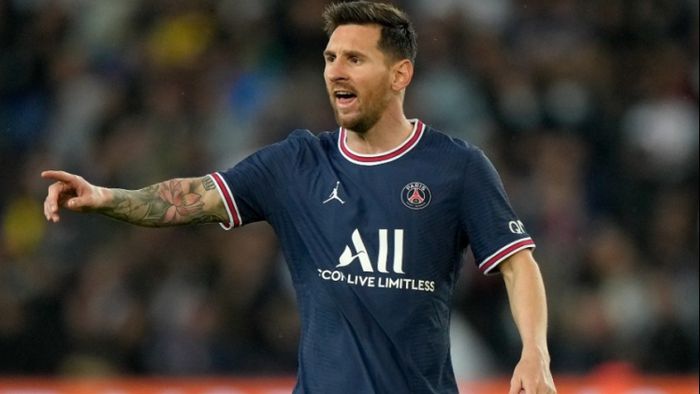 চোট পেয়ে আপাতত মাঠের বাইরে লিও মেসি। ফাই ছবি।