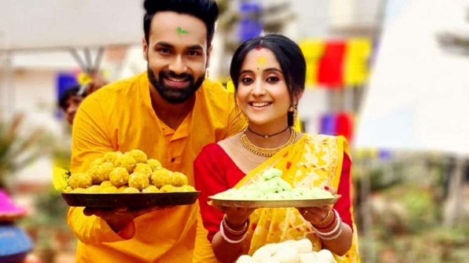 সিডকে ভুলে সোমের সঙ্গে হাত মেলালেন মিঠাই?   সিডকে ভুলে সোমের সঙ্গে হাত মেলালেন মিঠাই?