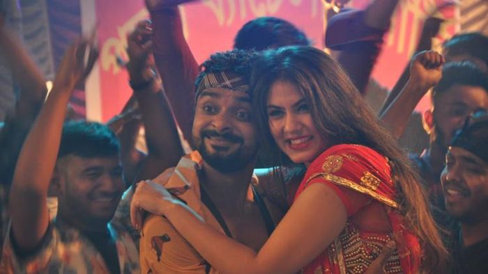 'ময়না' গানের দৃশ্যে ঋত্বিকা ও সায়ন