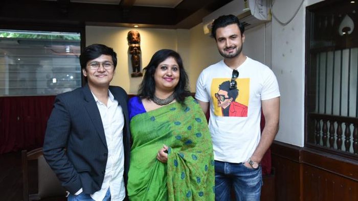 ঋতব্রত মুখোপাধ্যায়, অবন্তী চক্রবর্তী ও শন ব্যানার্জি (বাম দিক থেকে)