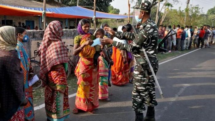 ভোটের লাইন। ফাইল ছবি