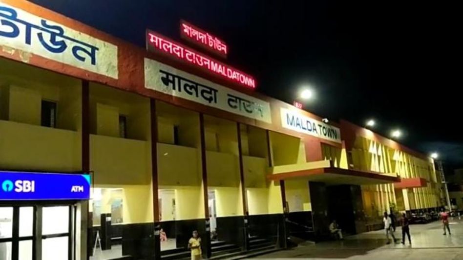 দালালকে দেওয়ার টাকা নেই, তাই চাকরির আশা ছেড়ে পরিযায়ী হচ্ছেন তাঁরা দালালকে দেওয়ার টাকা নেই, তাই চাকরির আশা ছেড়ে পরিযায়ী হচ্ছেন তাঁরা