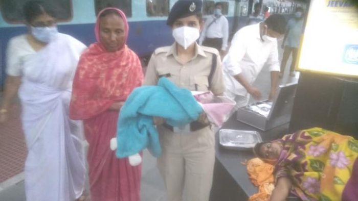 মেরি সহলি-র সহযোগিতায় পুত্র জন্ম দিল ট্রেনে সফররত মা