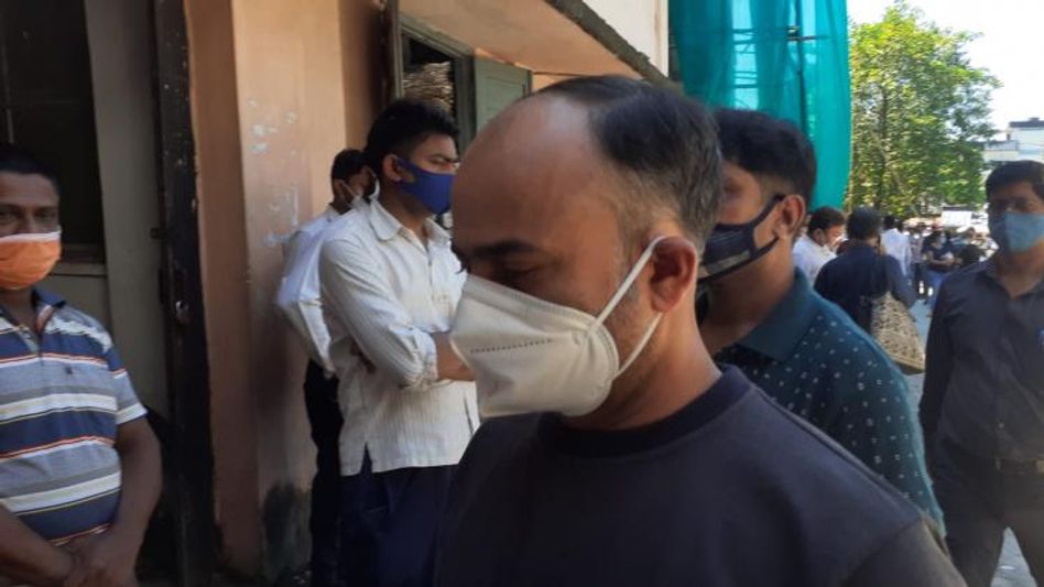 কোমরের বেল্টে লুকোনো থরে থরে সোনা, কোটি টাকার মাল ধরল গোয়েন্দারা কোমরের বেল্টে লুকোনো থরে থরে সোনা, কোটি টাকার মাল ধরল গোয়েন্দারা