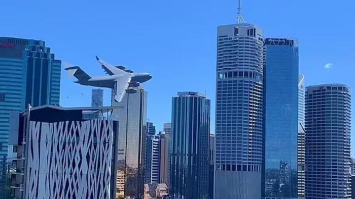 জানালার বাইরে বিমান, চোখ কপালে