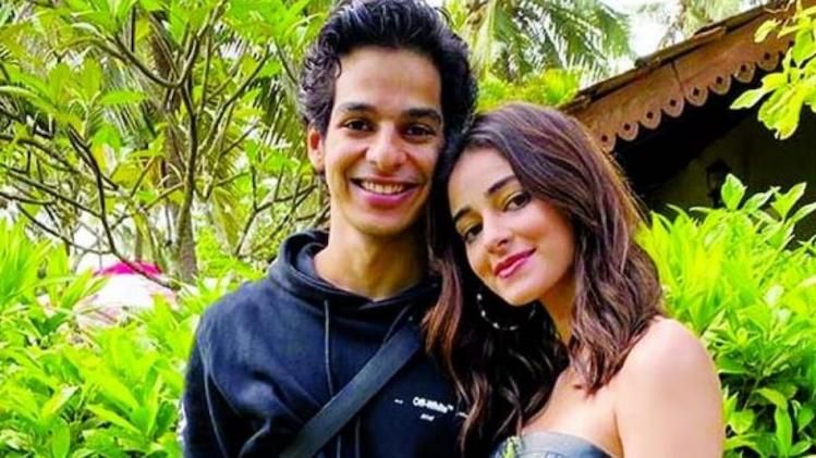 ফুলের তোড়া নিয়ে 'প্রেমিকা' অনন্যার বাড়িতে ঈশান