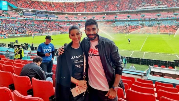 ম্যাঞ্চেস্টারে বুমরা ও সঞ্জনা।