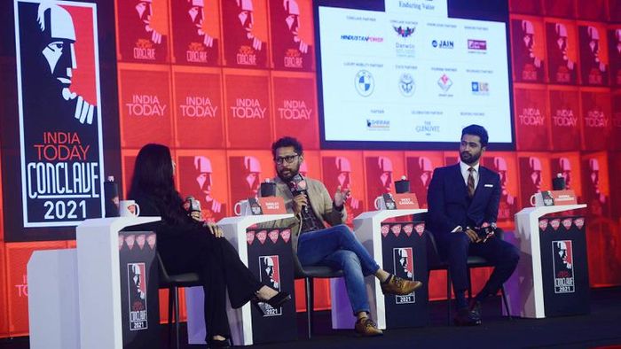 আলোচনায় সুজিত সরকার এবং ভিকি কৌশল। ছবি: চন্দ্রদীপ কুমার