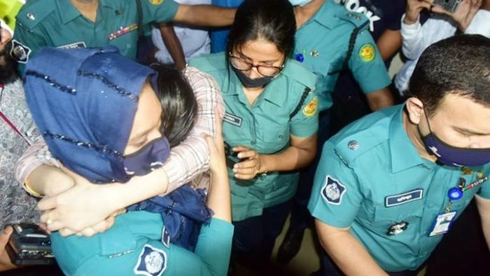 এদিকে আদালতে এসে হঠাৎ অসুস্থ হয়ে পড়লেন পরীমনি