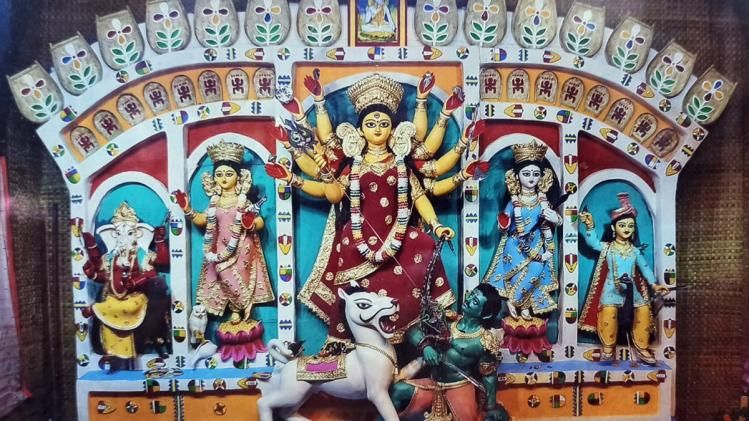 আবাসনের পুজোতেও থিম, পলাশীর যুদ্ধ থেকে আলো-আঁধারির খেলা