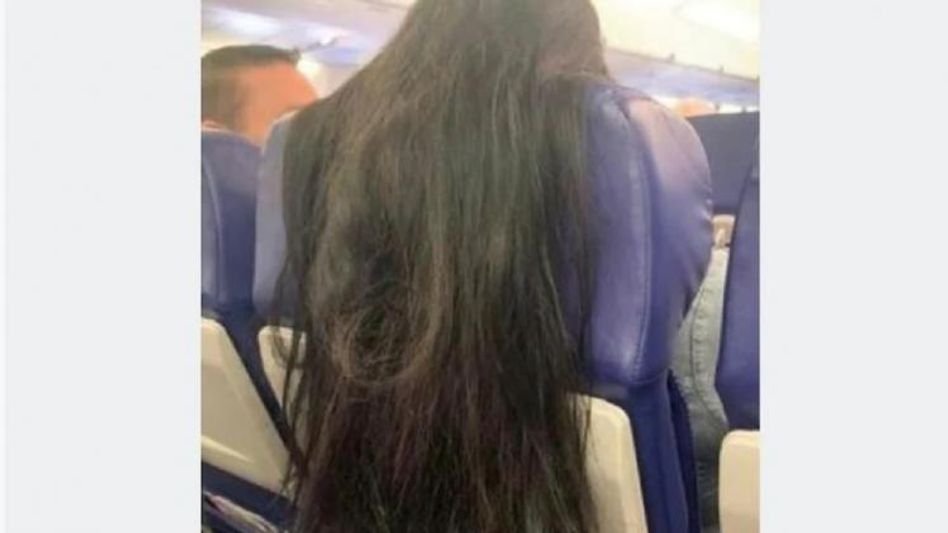 বিমানে এক মহিলা সহযাত্রীদের এতটাই বিরক্ত করলেন যে ছবি Viral হয়ে গেল বিমানে এক মহিলা সহযাত্রীদের এতটাই বিরক্ত করলেন যে ছবি Viral হয়ে গেল