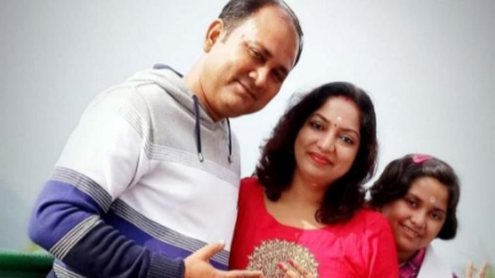 অভিজিৎ দাস, স্ত্রী দেবযানী এবং মেয়ে সম্রাজ্ঞী। ছবি: বৈদ্যনাথ ঝা