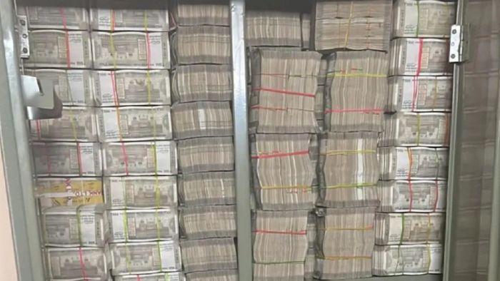 আলমারিতে ১৪২ কোটি টাকা উদ্ধার হয়েছে হায়দ্রাবাদে
