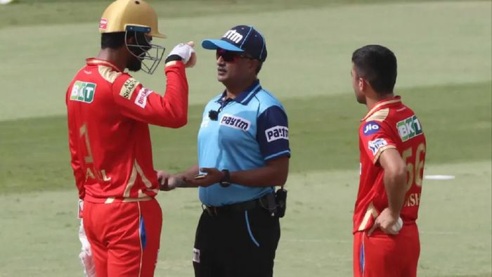 আম্পায়ারের সঙ্গে তর্ক জুড়েছেন কে এল রাহুল। ছবি: আইপিএলটি২০ডটকম