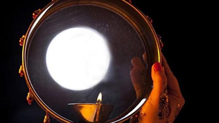 স্বামীর দীর্ঘায়ু কামনায় মহিলারা পালন করেন করভা চৌথ