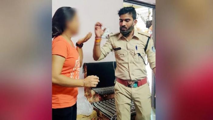 যুবককে ধরে নিয়ে থানায় যুবতী