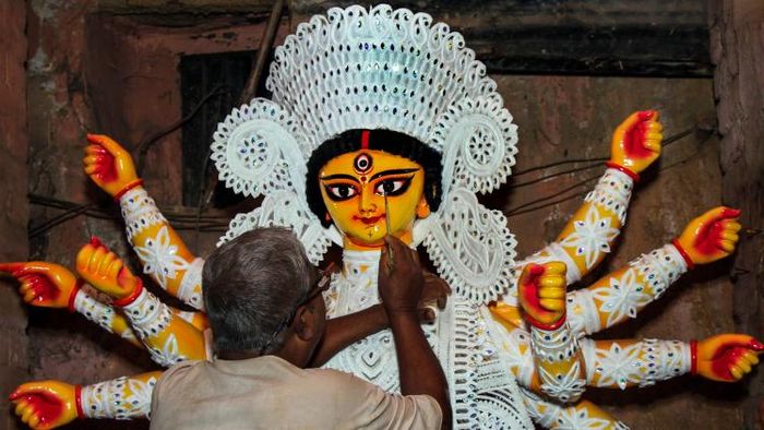 বাংলাদেশে হিন্দু ধর্মাবলম্বীদের সবচেয়ে বড় উৎসব দুর্গাপুজো