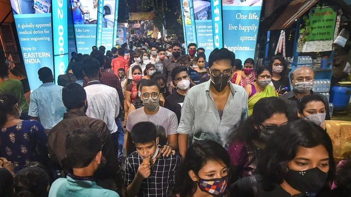 গত কয়েকদিন ধরেই পুজো মণ্ডপগুলিতে ভিড় বাড়ছে