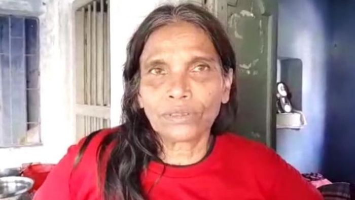 নিজের বাড়িতে রাণু মণ্ডল। ছবি: বিশ্বজিৎ বন্দ্যোপাধ্যায়