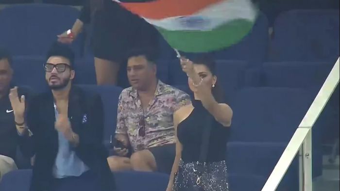 ভারতের হয়ে চিয়ার করছেন উর্বশী রাউতেলা। দুবাইয়ে ভারত পাক ম্যাচের মাঝে। ছবি- টুইটার।