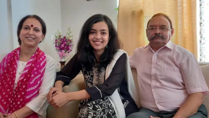 মা আলপনা, বাবা অমিতাভের সঙ্গে অপলা মিশ্রা