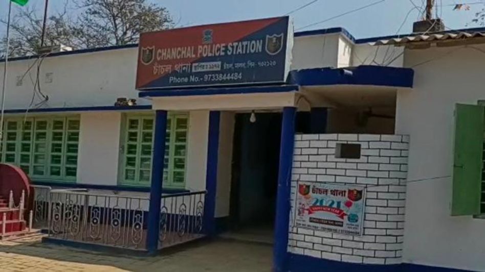 যুবতীকে পিটিয়ে, শ্বাসরোধ করে খুনের অভিযোগ চাঁচলে, স্বামী, ননদ, শাশুড়ি পলাতক যুবতীকে পিটিয়ে, শ্বাসরোধ করে খুনের অভিযোগ চাঁচলে, স্বামী, ননদ, শাশুড়ি পলাতক