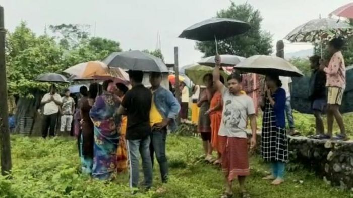 নদীর ধারে ভিড়