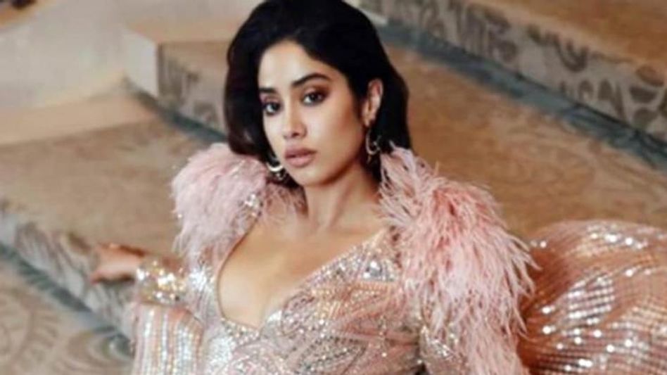 বুক খোলা লম্বা গাউনে জাহ্ববী যেন 'Queen'- নতুন করে ঘুম কাড়ছেন Fan-দের  বুক খোলা লম্বা গাউনে জাহ্ববী যেন 'Queen'- নতুন করে ঘুম কাড়ছেন Fan-দের