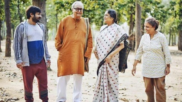 সৌমিত্র চট্টোপাধ্যায়, স্বাতীলেখা সেনগুপ্তের সঙ্গে 'বেলা শুরু' শ্যুটিংয়ের ফাঁকে শিবপ্রসাদ ও নন্দিতা