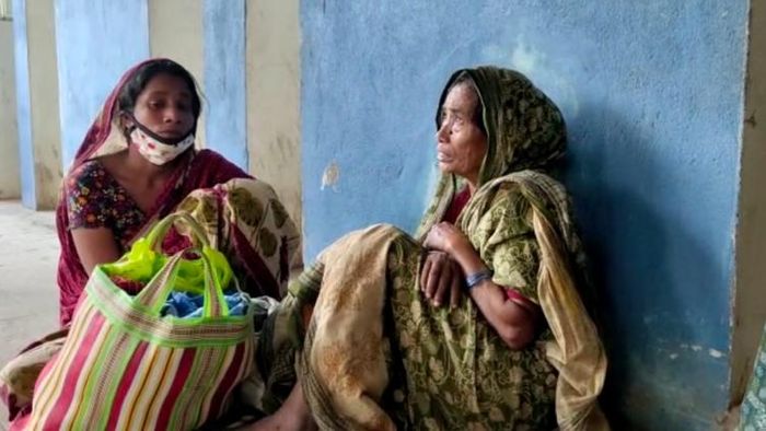 শোকে বিহ্বল নিহত বাদল শেখের মা। ছবি: ভাস্কর মুখোপাধ্য়ায়