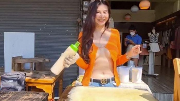 প্যানকেক বিক্রি করতে এই মহিলা লো কাট টপ পরতেন