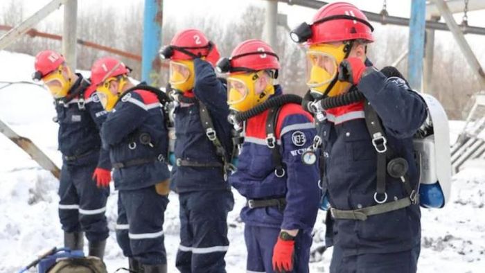 কয়লা খনিতে ভয়াবহ বিস্ফোরণ, আগুনে ছয় উদ্ধারকারী সহ ৫২ জনের মৃত্যু হয়েছে। ছবি: এপি।
