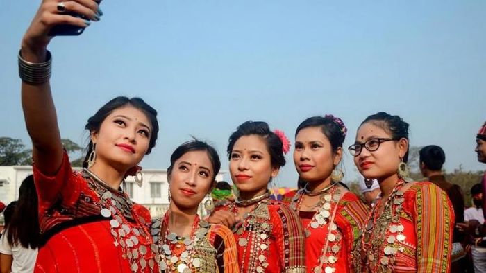 মেয়েরাই এগিয়ে