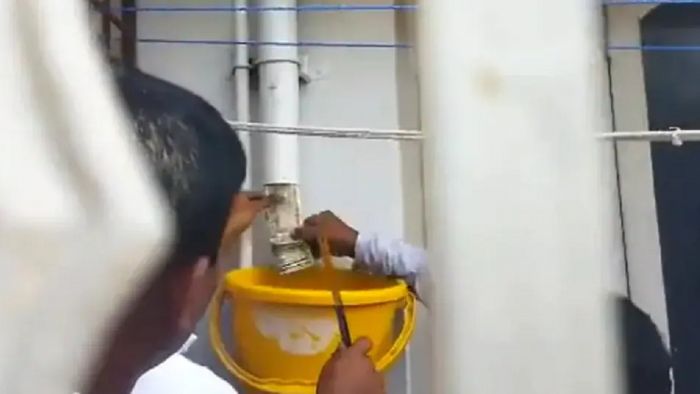পাইপ থেকে বেরিয়ে আসছে টাকা