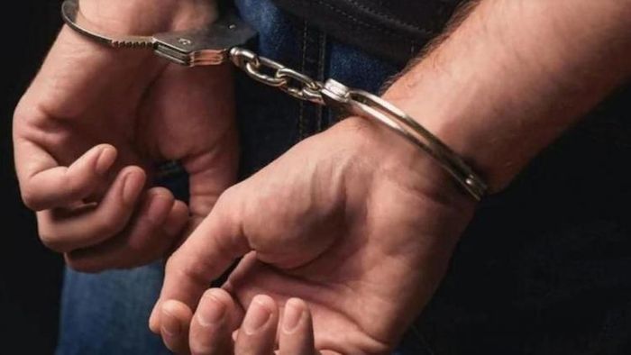 পুলিশের জালে ধরা পড়ল শহরের অন্যতম কুখ্যাত দুষ্কৃতীর শেখ বিনোদ।—প্রতীকী ছবি।