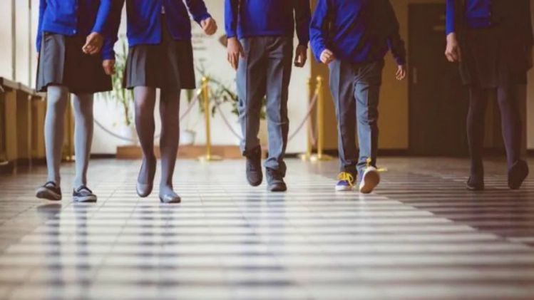 'ছাত্রদের স্কার্ট পরিয়ে স্কুলে পাঠান'! অভিনব প্রতিবাদ এই স্কুলের, কেন?