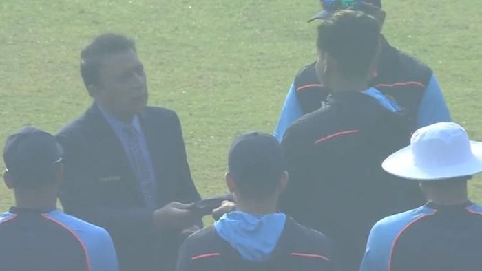 সুনীল গাভাস্কার তুলে দিচ্ছেন টেস্ট ক্যাপ শ্রেয়স আইয়ারকে। ছবি- টুইটার