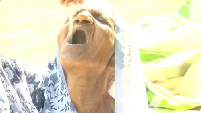 তিনি ১৮  বছর বয়স থেকে বালি খাচ্ছেন