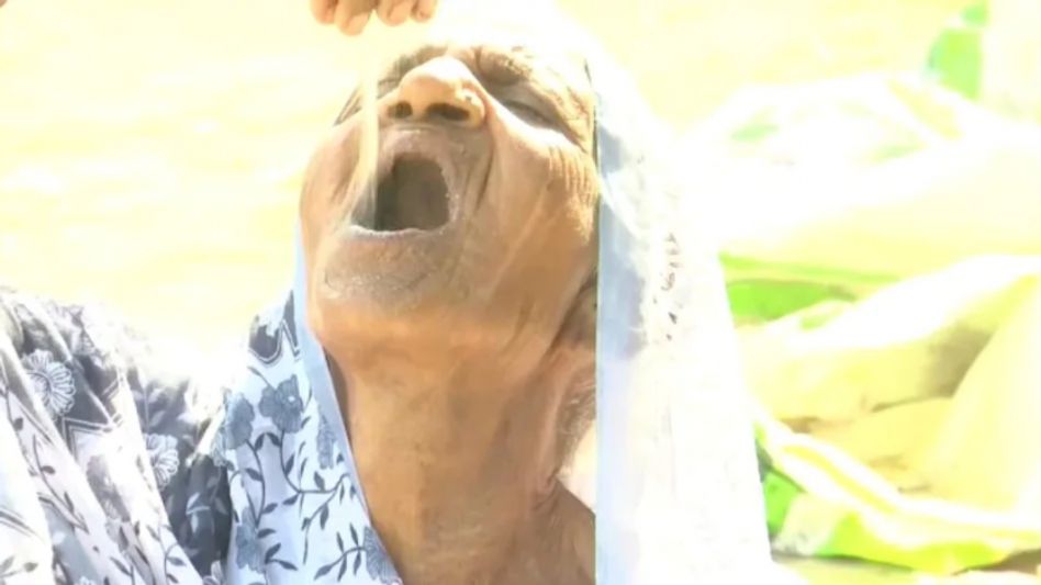 দিনে আধা কেজি বালি খান, ১৮ বছর বয়স থেকে এই রুটিন পঁচাত্তরের বৃদ্ধার দিনে আধা কেজি বালি খান, ১৮ বছর বয়স থেকে এই রুটিন পঁচাত্তরের বৃদ্ধার